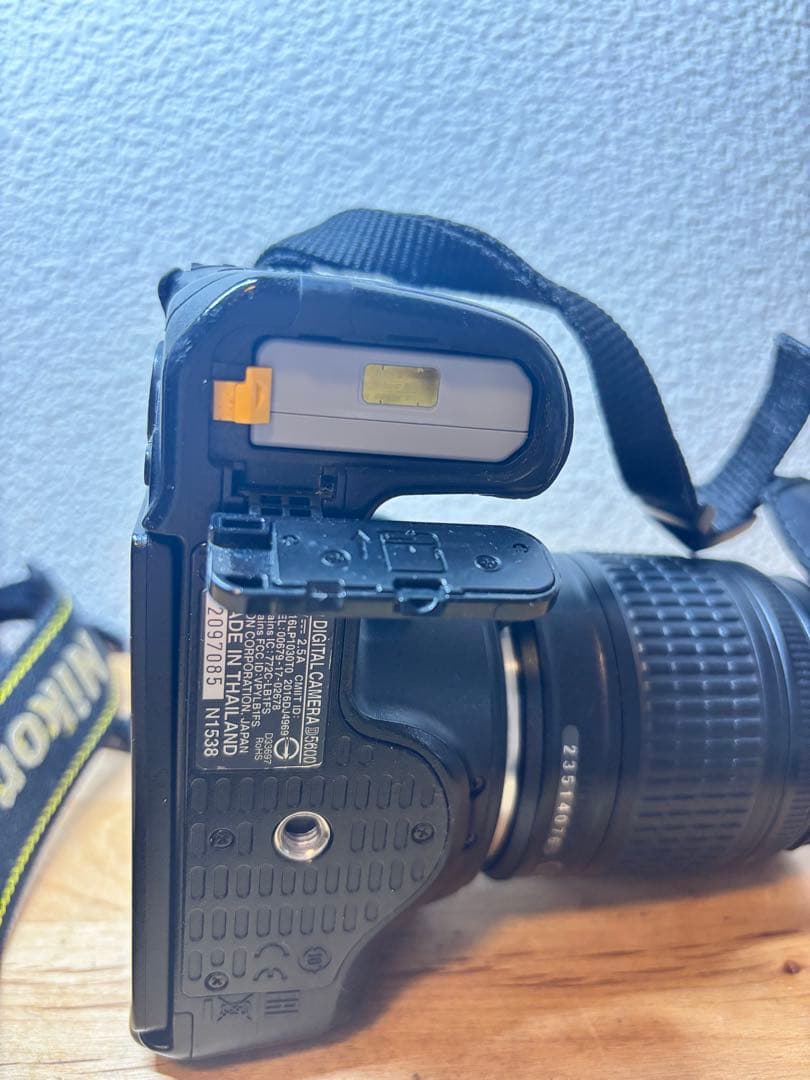 Nikon D5600 ダブルズームキット（中古）バッテリー4つ付 レンズ保護付