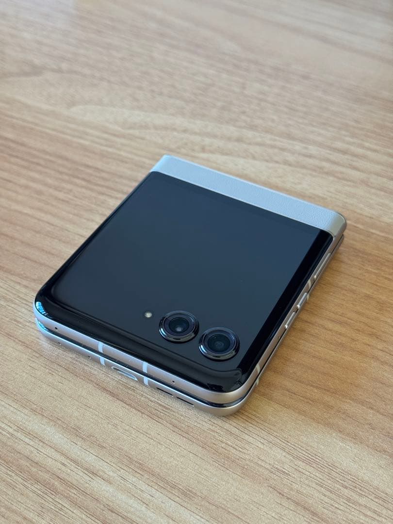 Motorola razr 50 512GB サンドクリーム ケース付き