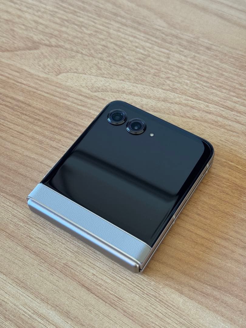 Motorola razr 50 512GB サンドクリーム ケース付き