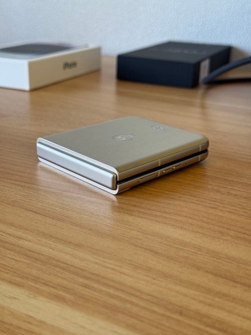 Motorola razr 50 512GB サンドクリーム ケース付き