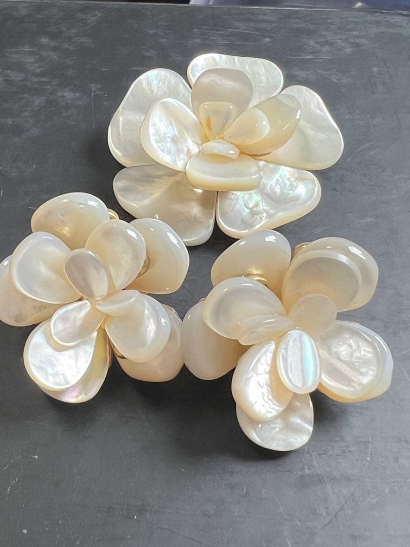 CHANEL ブローチ単品　白蝶貝花型ブローチ