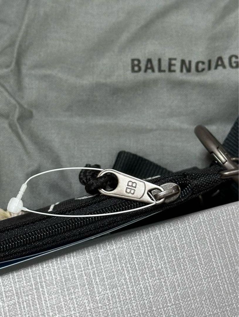 新品 バレンシアガBalenciaga WFPコラボ ナイロンキカードケース