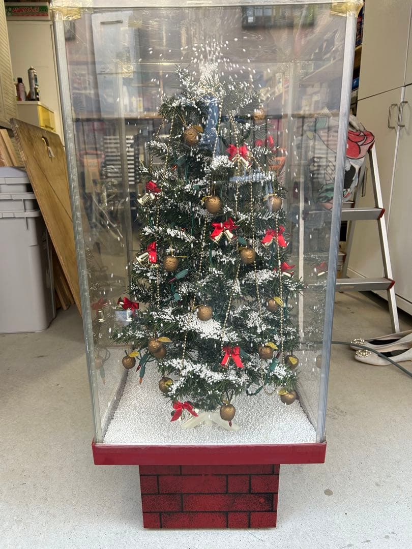 クリスマスツリー電動縦92センチ横40センチです。球も点灯して雪降らします。