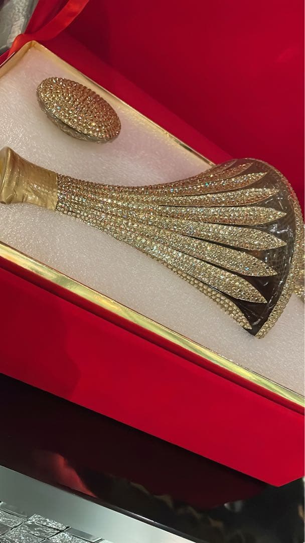 装飾的な金属製ブランデー瓶