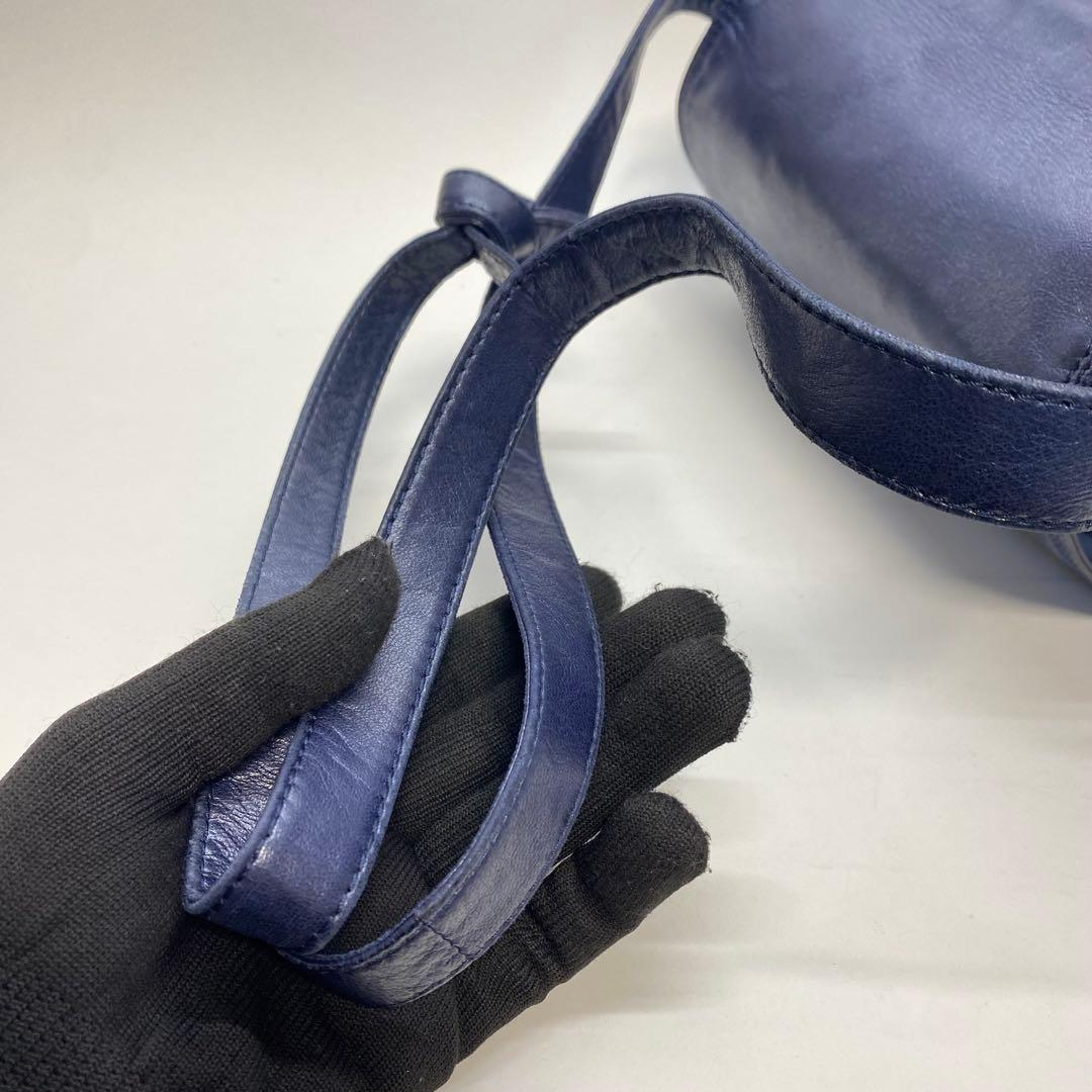 ロエベ ネイビー ナッパレザーショルダーバッグ アナグラム メタリック