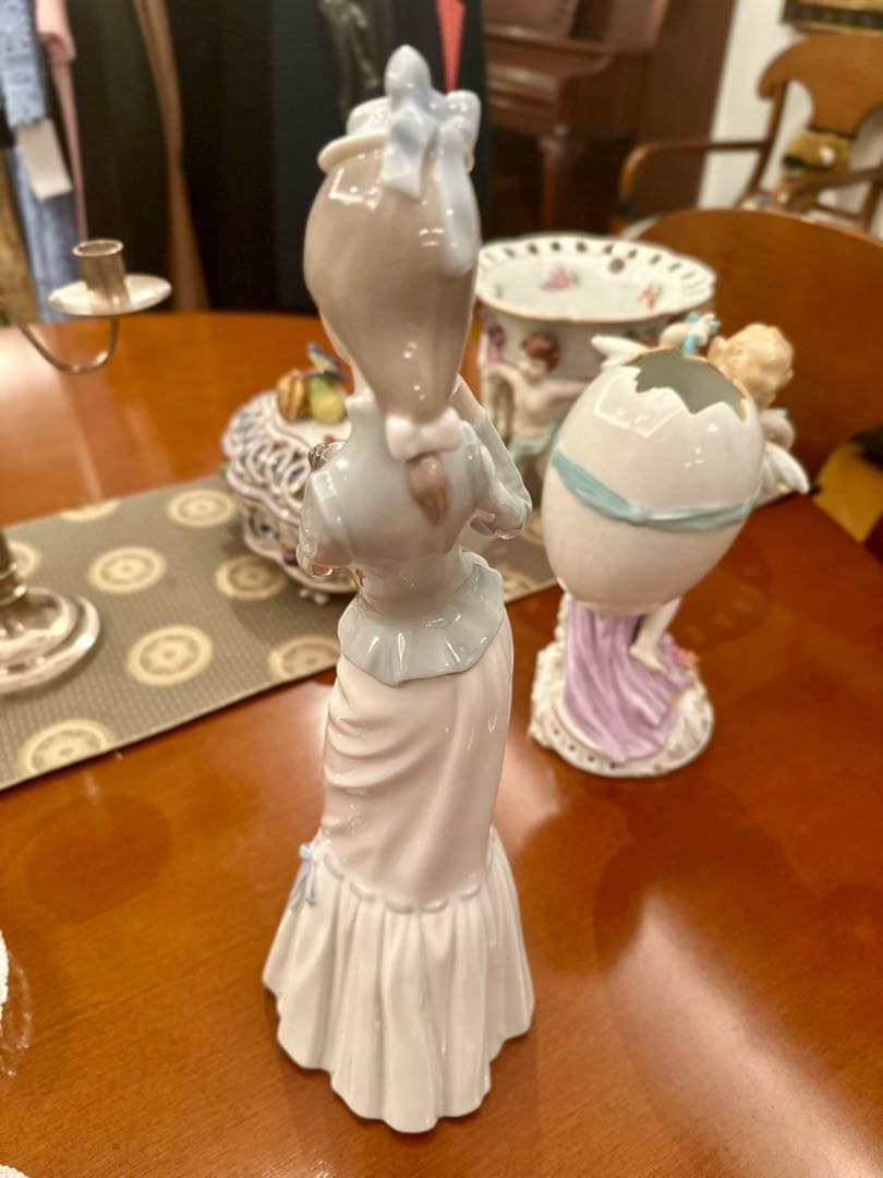 リヤドロ 仔犬を抱く貴婦人 子犬とお散歩　傘　フィギュリン