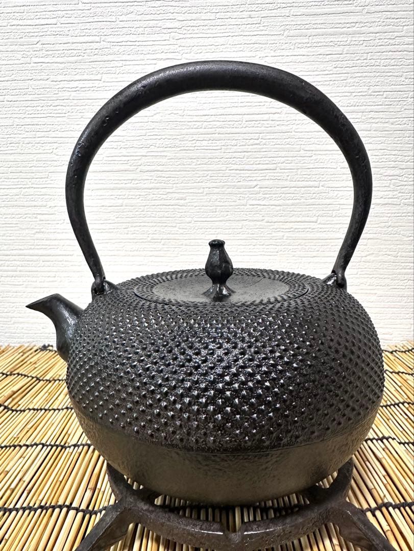 未使用、保管品　南部伝統工芸士 及川寛治作　１５型姥口アラレ　南部鉄瓶　南部鉄器