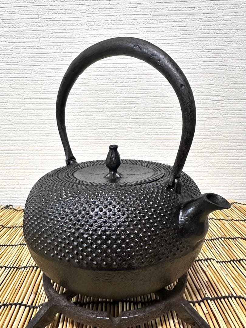 未使用、保管品　南部伝統工芸士 及川寛治作　１５型姥口アラレ　南部鉄瓶　南部鉄器