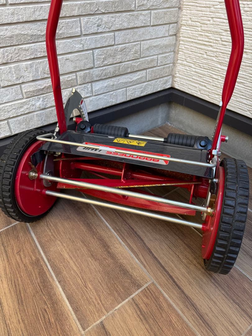 バロネス手動式芝刈り機　LM4D