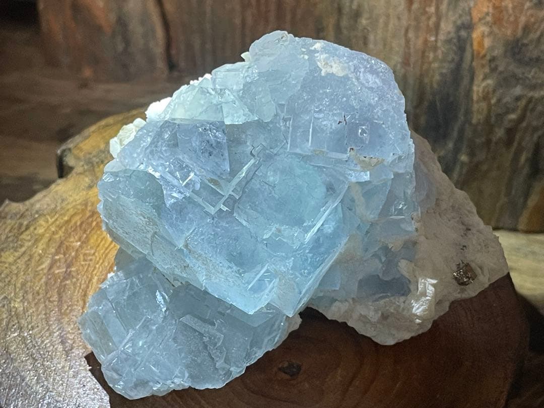 フローライト　原石　巨大結晶　美しいスカイブルー　アクアマリンカラー　虹　蛍石