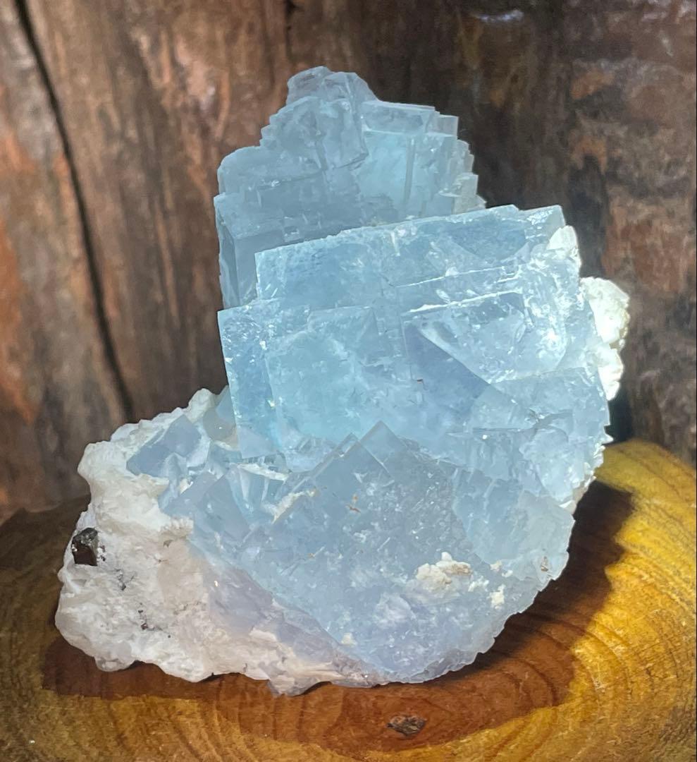 フローライト　原石　巨大結晶　美しいスカイブルー　アクアマリンカラー　虹　蛍石