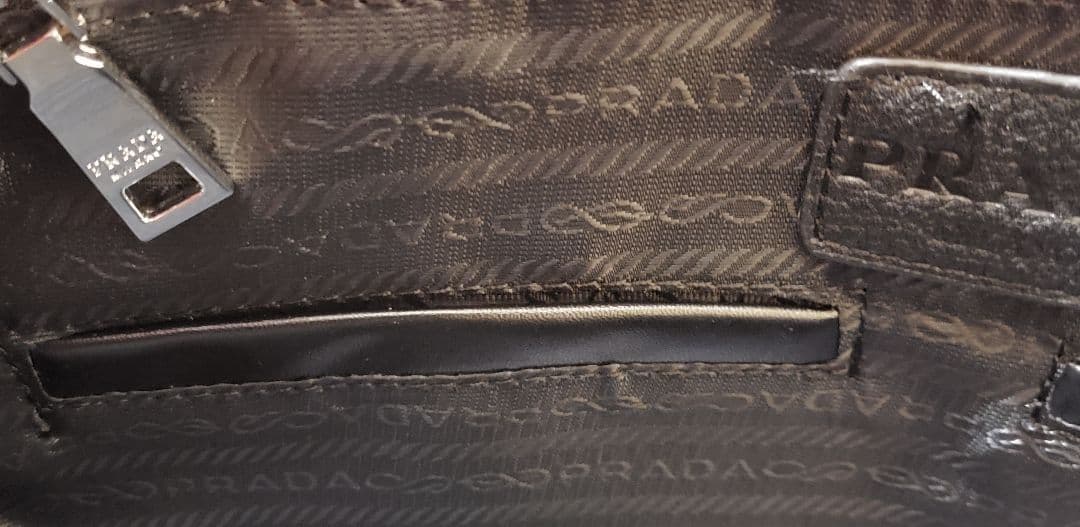 PRADA　プラダ ビジネスバッグ　A4収納 　三角ロゴ　レザー製　美品♪