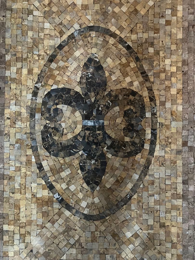 マクタンストーン ガラストップテーブル 百合の紋章