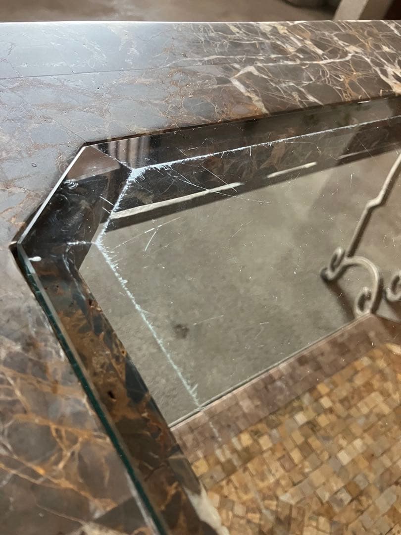 マクタンストーン ガラストップテーブル 百合の紋章