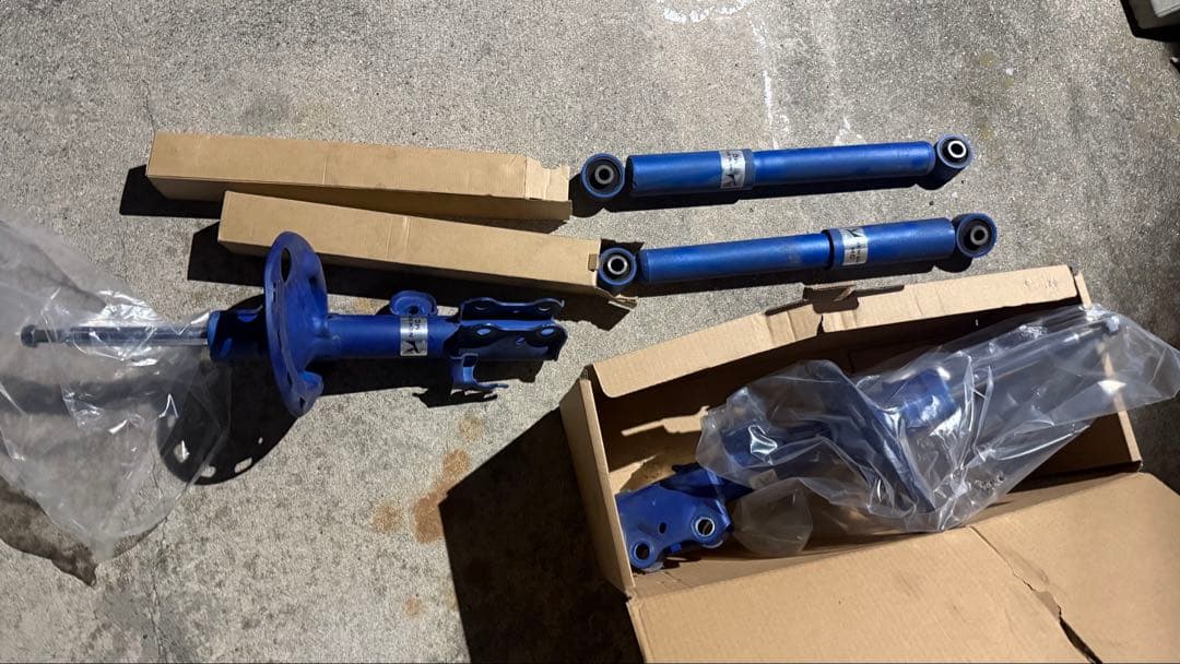 ヴェルファイア　ハイブリッド　AYH30W ショックアブソーバー　サスペンション