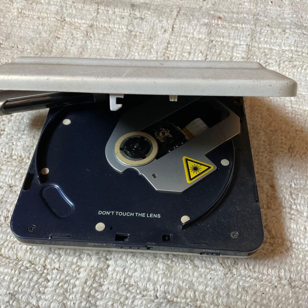 RAPHAIE 3.6型ポータブルDVDプレイヤー　2005年式。【ジャンク品】