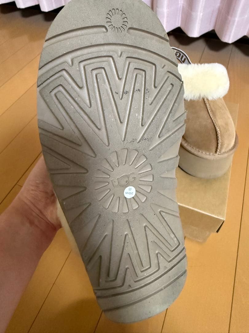 美品　UGG ベージュ ムートンブーツ　スリッポン