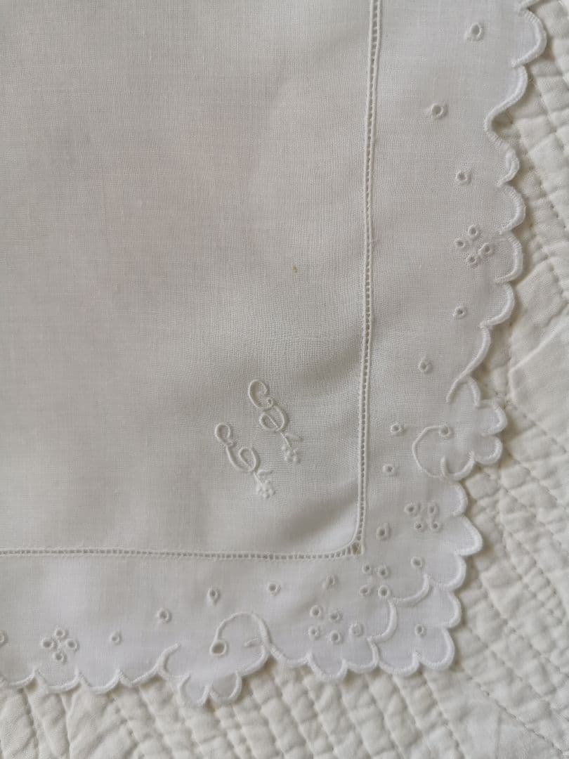 アンティークフランス 細やかなアイレット&スカラップ&花文字刺繍 リネンハンカチ