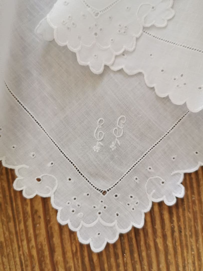 アンティークフランス 細やかなアイレット&スカラップ&花文字刺繍 リネンハンカチ
