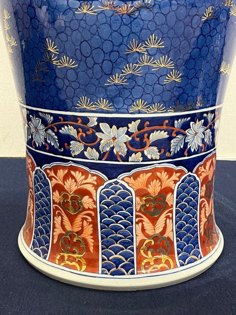 古伊万里様式 蓋獅子付 色絵金彩唐草波風景文 大型磁器壺