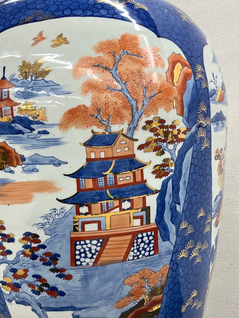 古伊万里様式 蓋獅子付 色絵金彩唐草波風景文 大型磁器壺