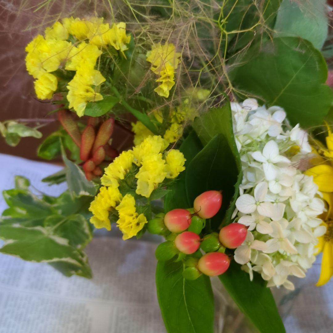白紫陽花とスモークツリー　カンガルーポーの花束　切花