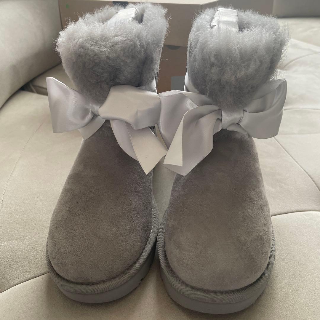 新品未使用 UGG ムートンブーツ リボン グレー　ふわふわ