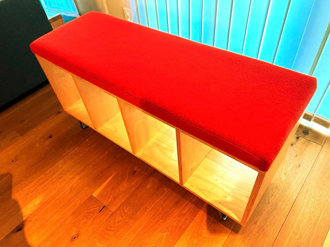 ベンチ 本棚 OFFI 赤いクッション付き オープンシェルフ レコード入れ