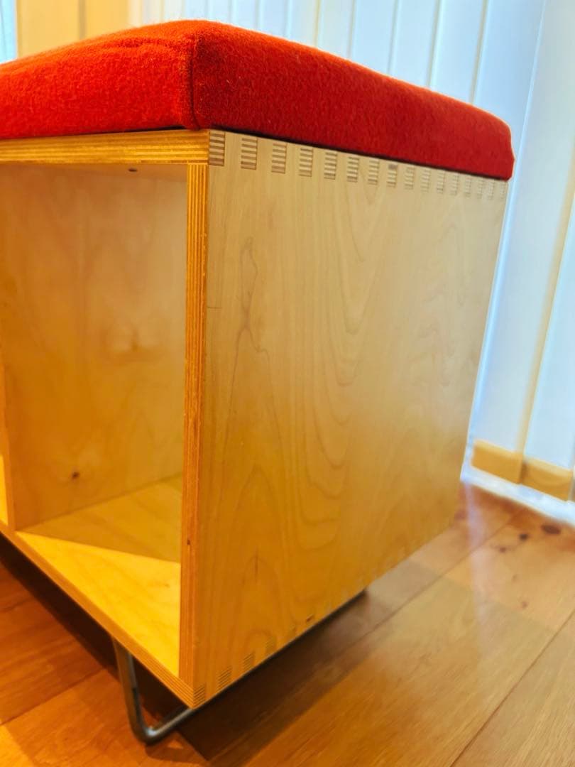 ベンチ 本棚 OFFI 赤いクッション付き オープンシェルフ レコード入れ