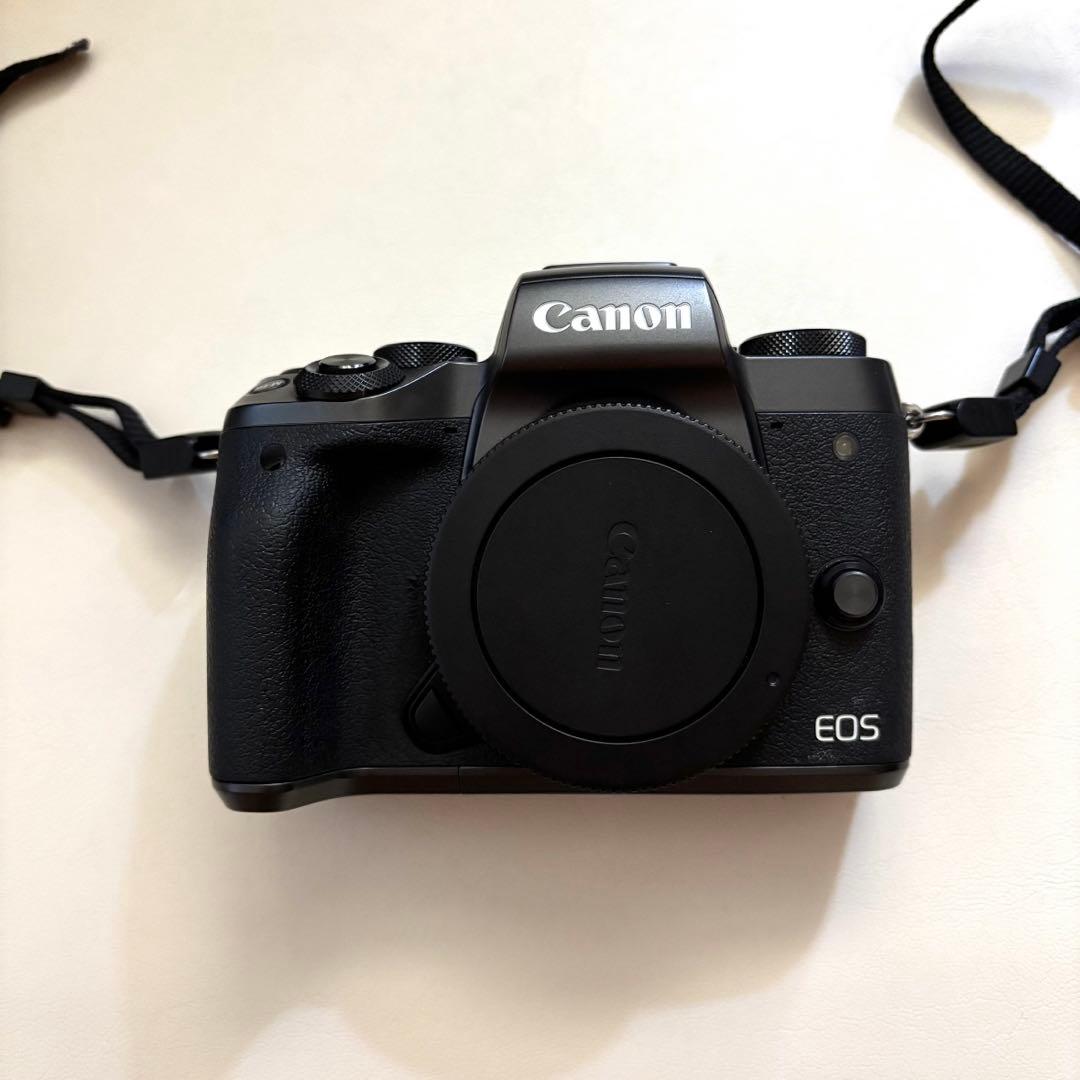 EOS M5 ボディー & Canon 単焦点広角レンズ EF-M22mm F2