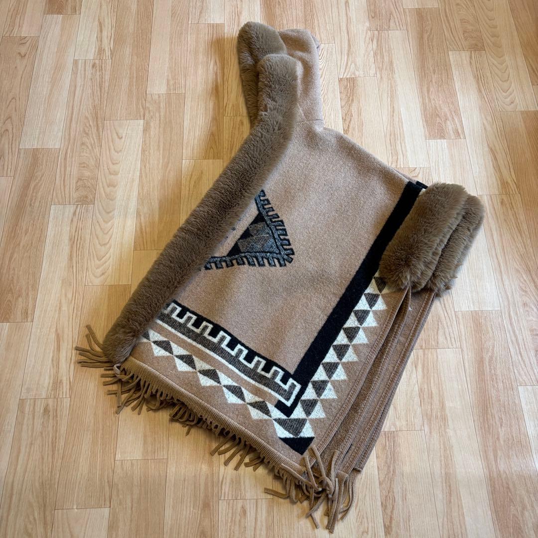 美品【極々暖かいファー付きフーディケープコート】毛布のように暖かいポンチョ