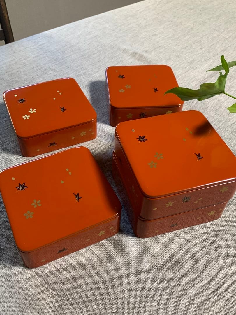 ￼輪島塗 小重（小ぶり重箱）五客　春秋蒔絵　桜　紅葉　ちらし　木箱入未使用保管品