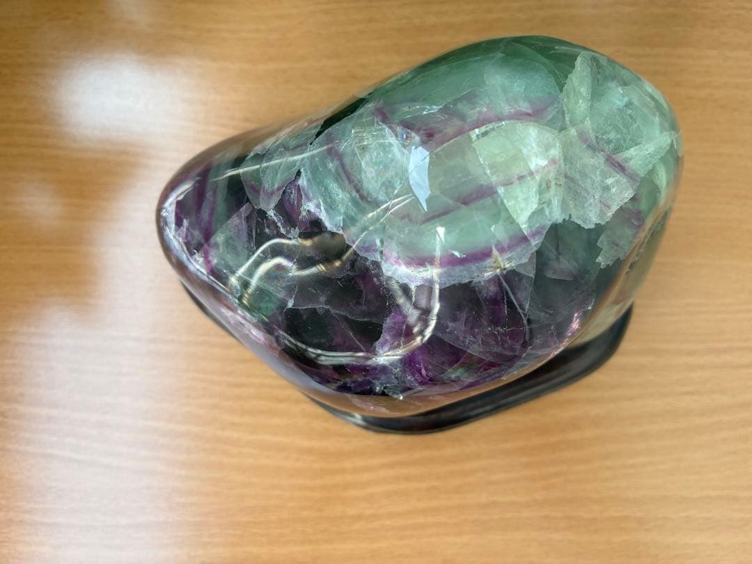 【フローライト全面磨き】紫と緑の芸術　蛍石 天然石 観賞石 台座付き