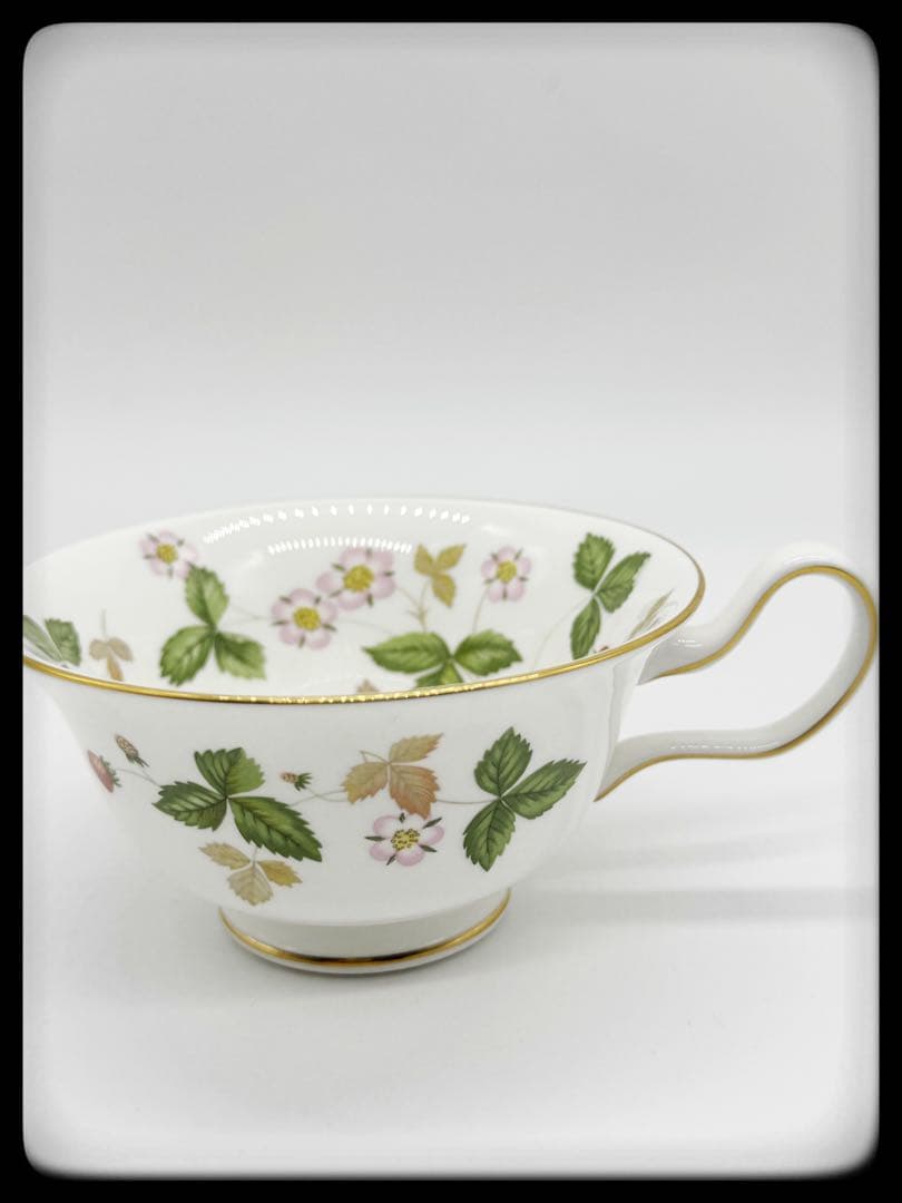 [目玉商品] ストロベリー柄 食器セット 13点セット。