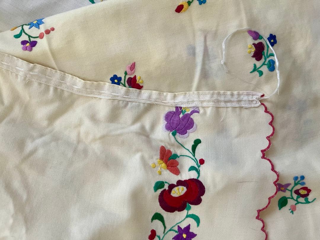 ハンガリー蚤の市購入ヴィンテージカロチャ刺繍カーテン2枚