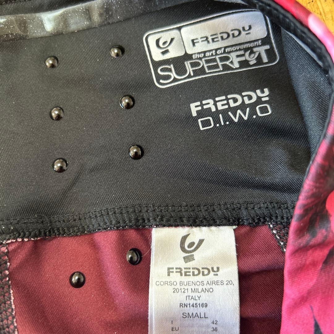 【極美品】FREDDY WR.UP 高機能レギンス（ボタニカル柄・Sサイズ）