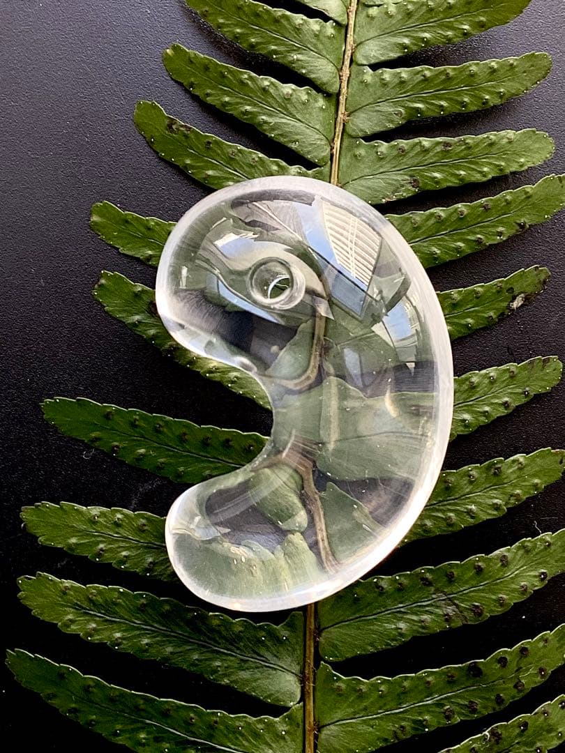 ✳抜群高品質　貴重‼️ 国産水晶最高峰の黒平水晶大型勾玉　透明感抜群　鑑別書付‼️