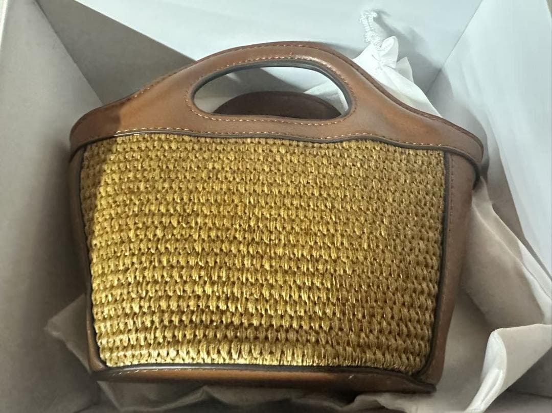 早物勝ち MARNI ロゴ入りかごバッグ