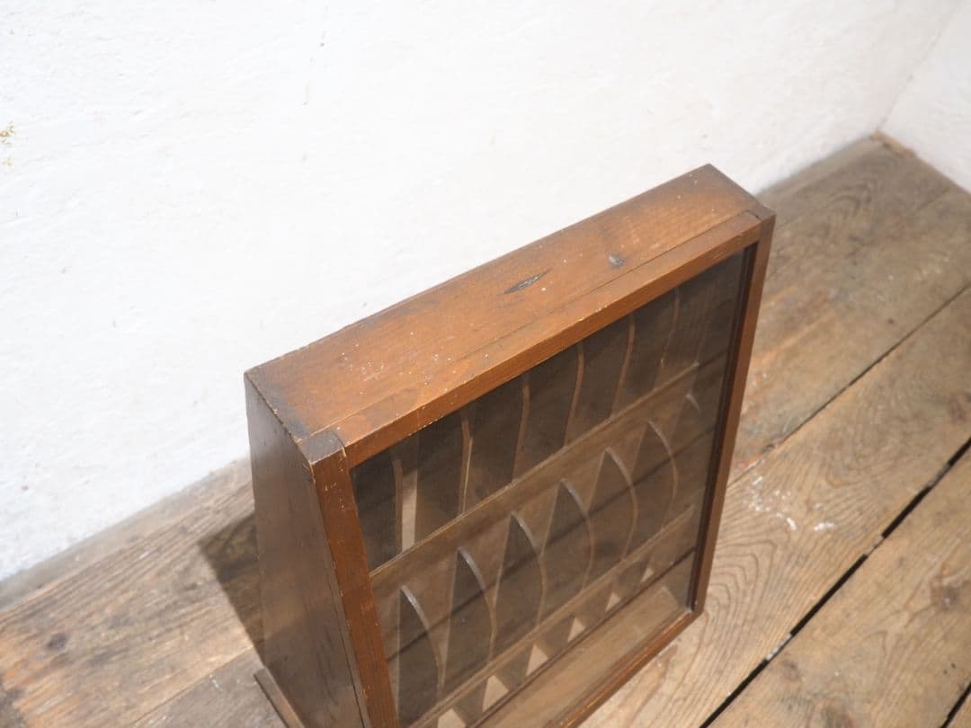 1233 昭和レトロ　ガラス蓋付の収納ケース　飾り棚　ラック　古家具　ビンテージ