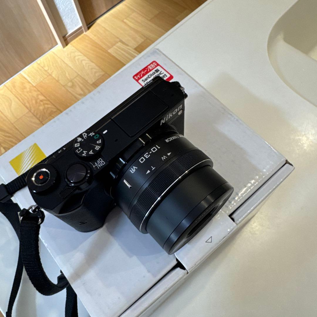 値下げ中！Nikon 1 J5 ミラーレスカメラ　自撮りカメラ