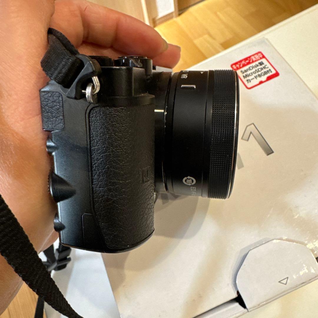 値下げ中！Nikon 1 J5 ミラーレスカメラ　自撮りカメラ