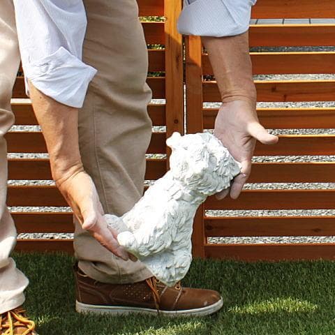 骨をくわえた犬のオブジェ H23cm