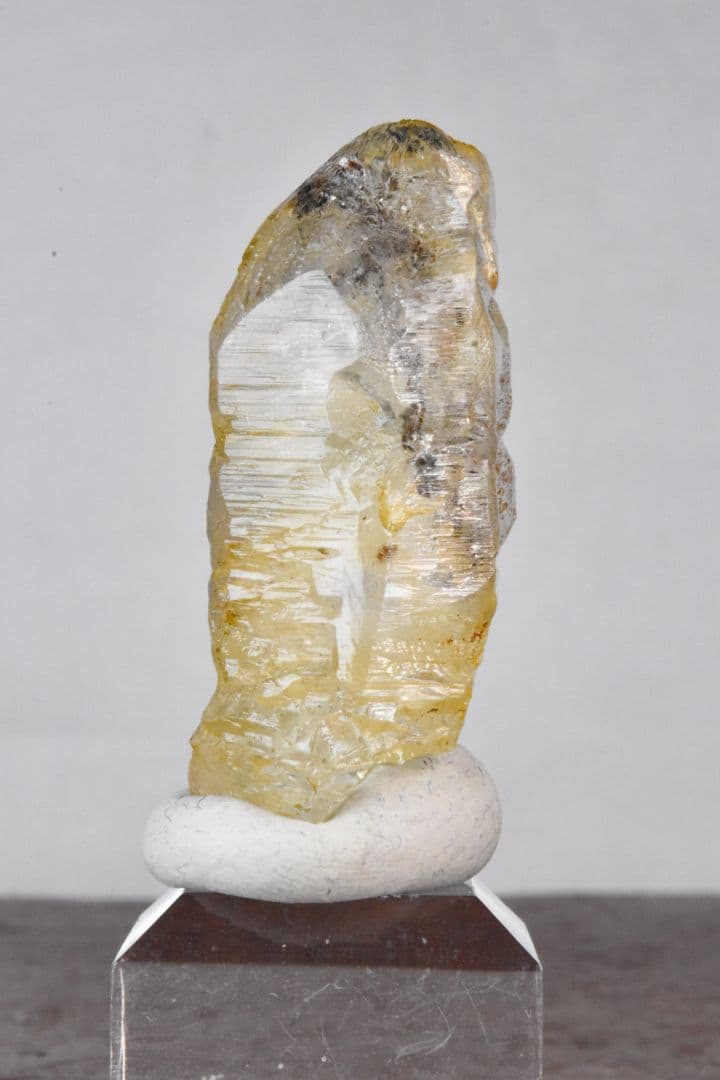 パキスタンスカルドゥ産 角閃石入りアイスクリスタル