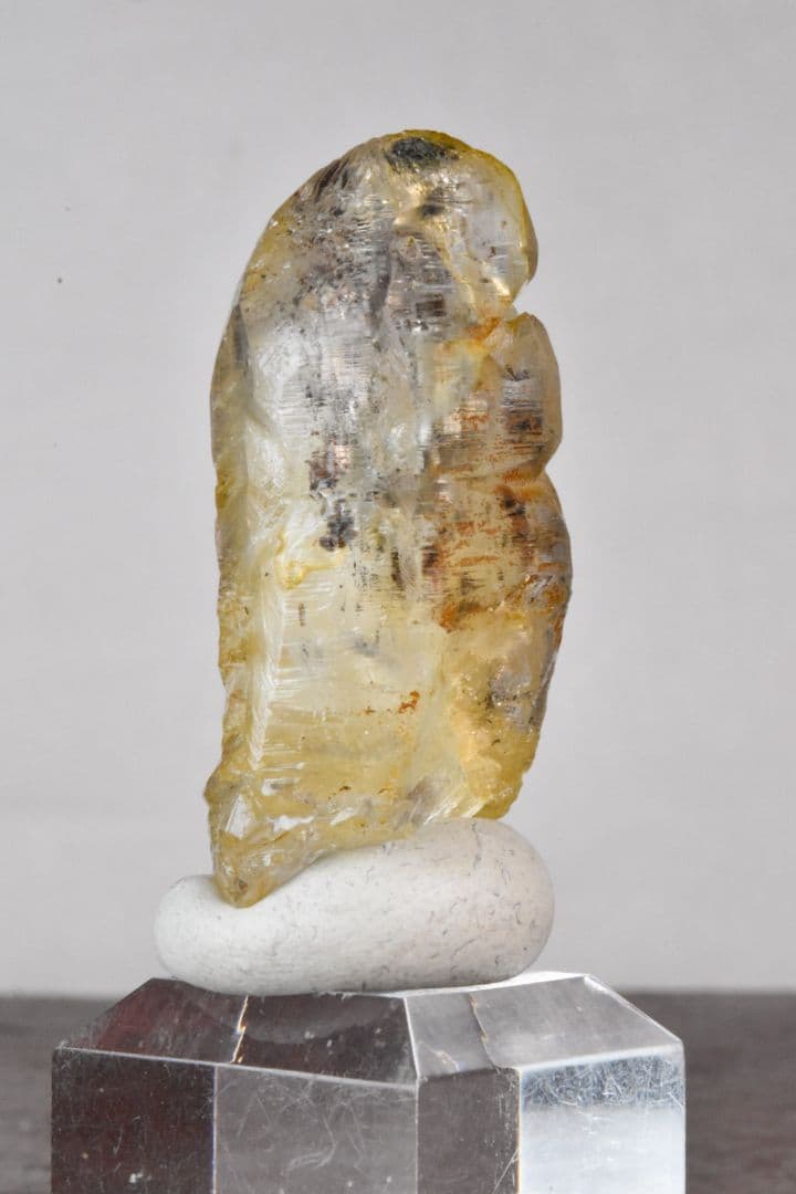 パキスタンスカルドゥ産 角閃石入りアイスクリスタル