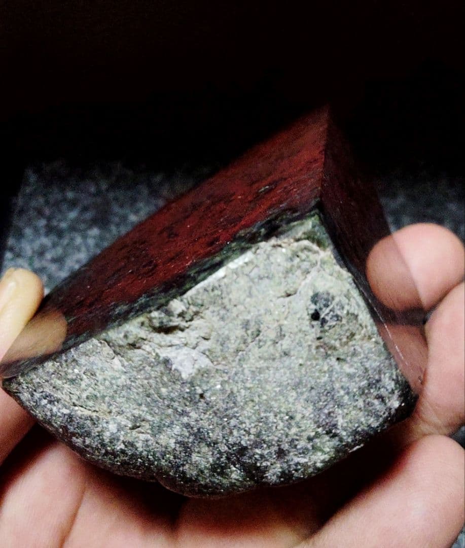 ★サーペンティン原石★赤蛇紋岩【入りコン沢・2面カット・353ｇ】