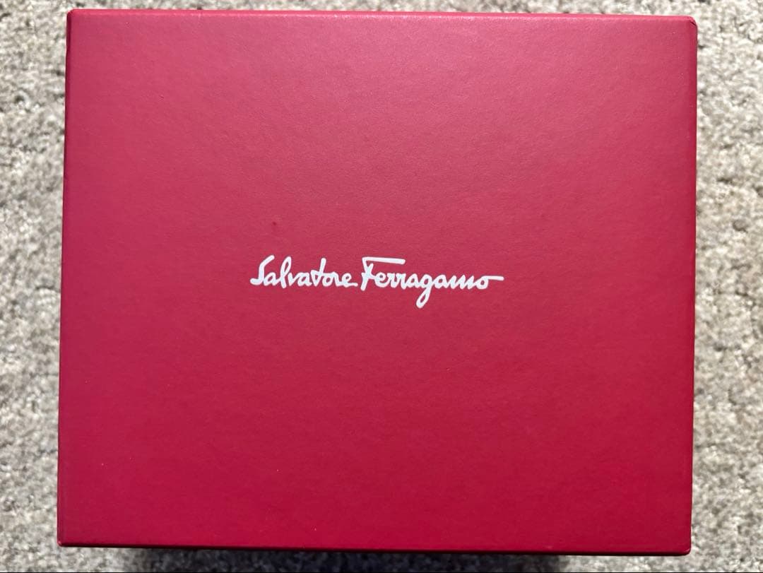 【新品未使用】Ferragamo レディース腕時計