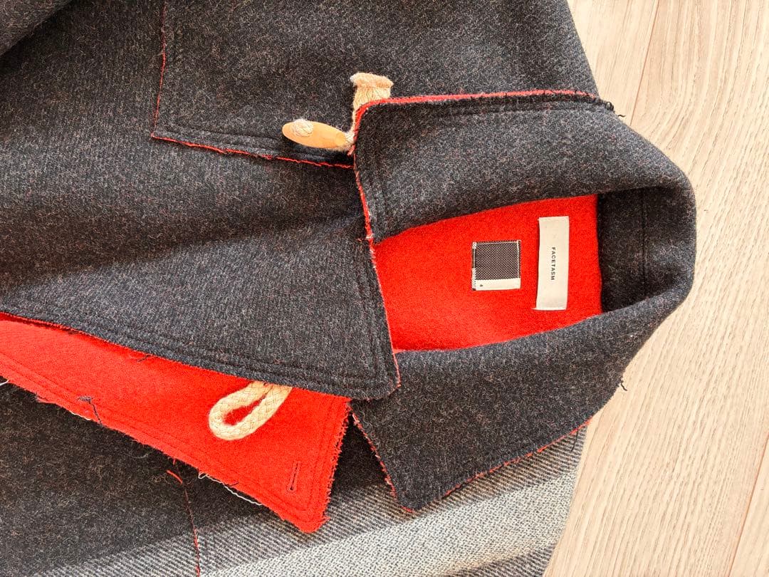 ウール100% グレーと赤のダッフルコート