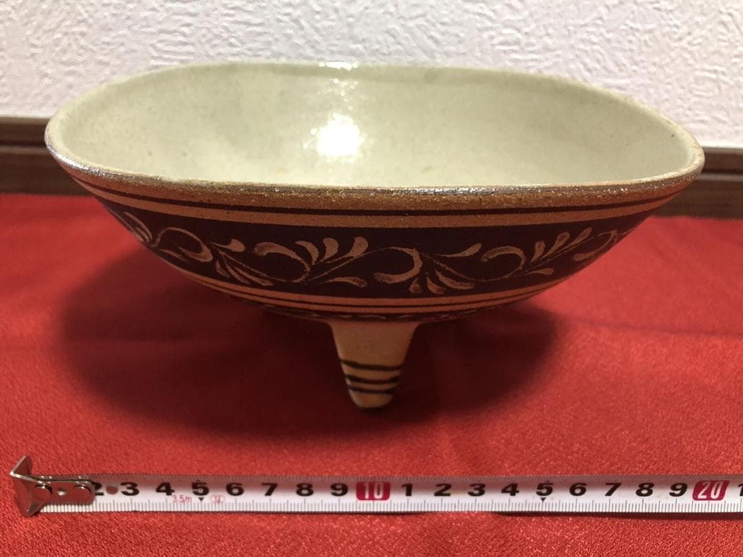 やちむん陶器ボウル 足付き　植物唐草モチーフ　沖縄　伝統工芸品　お皿食器　焼物