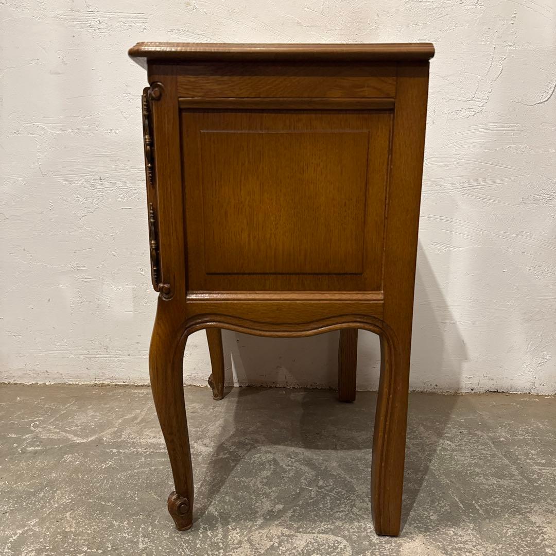 カスミ草ヴィンテージ　木製サイドテーブル　扉収納付き　1