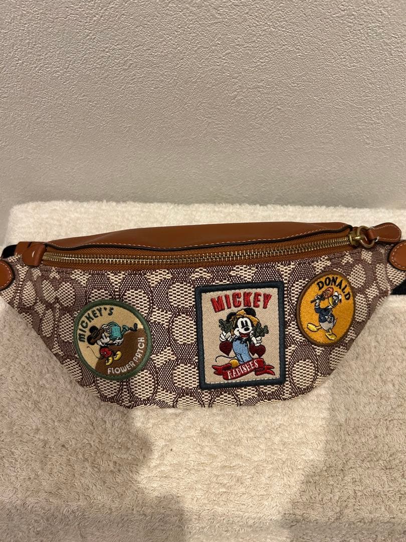 coach✖️ディズニー　限定品　ミッキー・ドナルド パッチ付きボディバッグ
